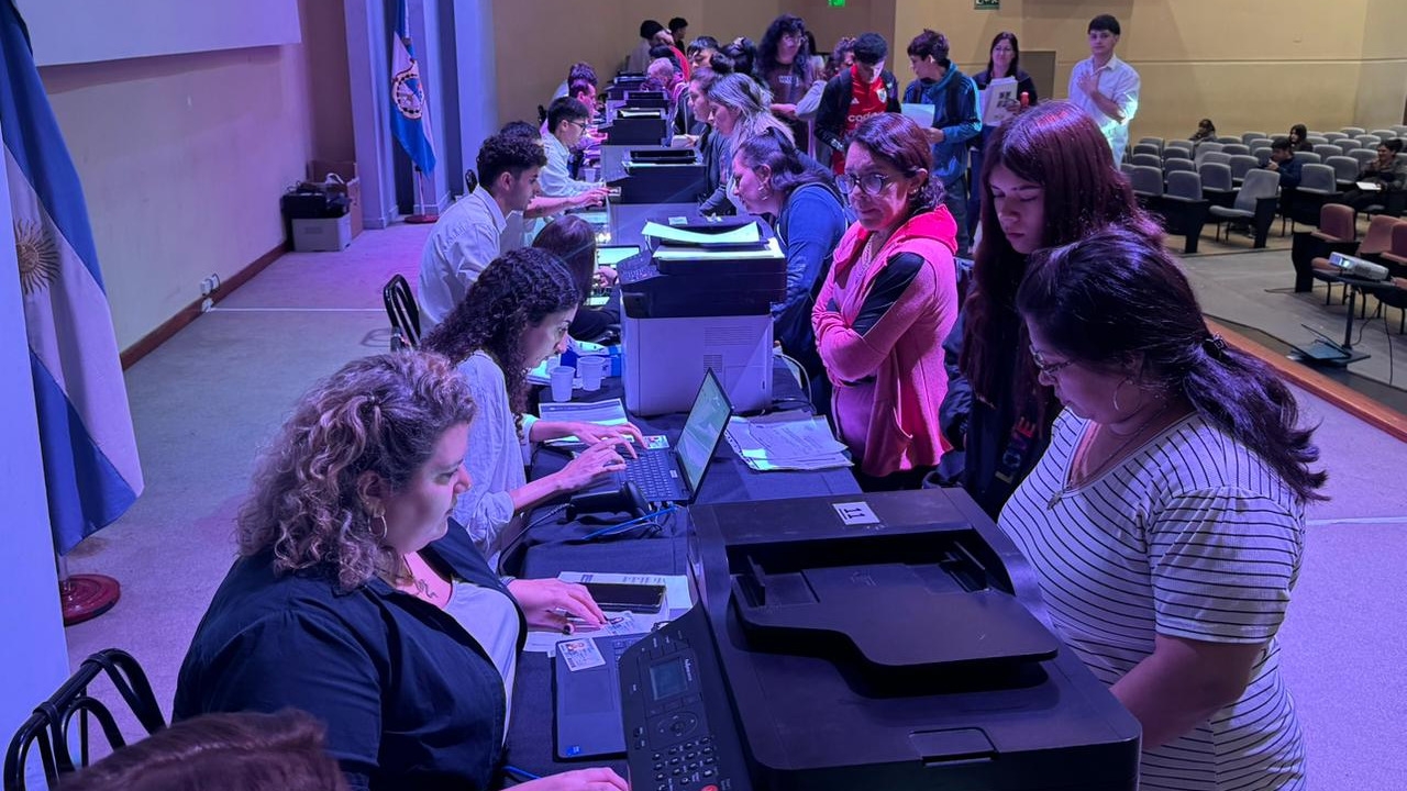 Con acampe desde el sábado, inició de la reubicación de estudiantes secundarios