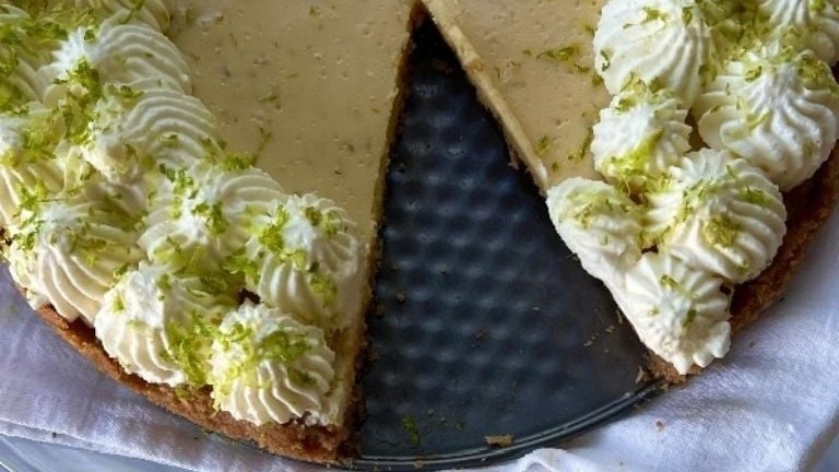 Cómo hacer la famosa tarta de lima cremosa: el paso a paso