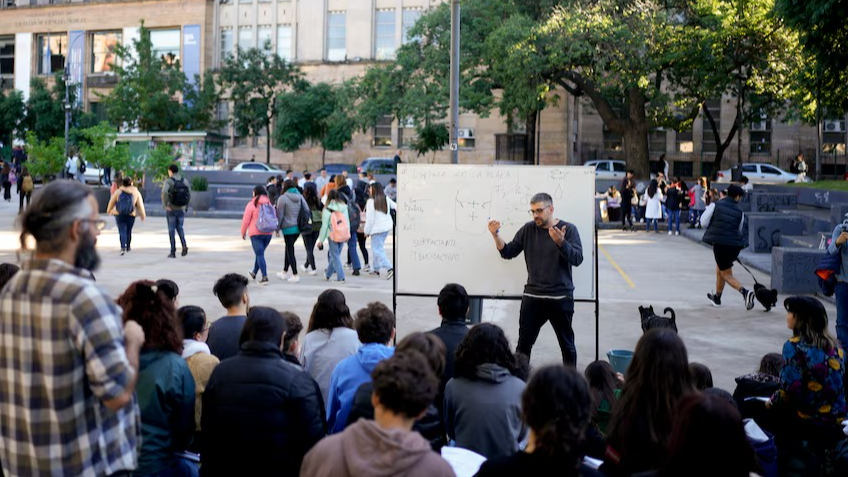 Cuánto cobran los docentes de universidades públicas y su caída salarial