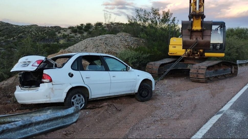 Una familia sanjuanina volcó tras chocar contra un guardarraíl