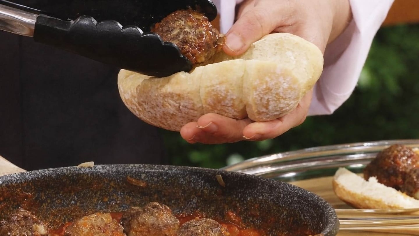 Sándwich de albóndigas gratinado: receta clásica de bodegón