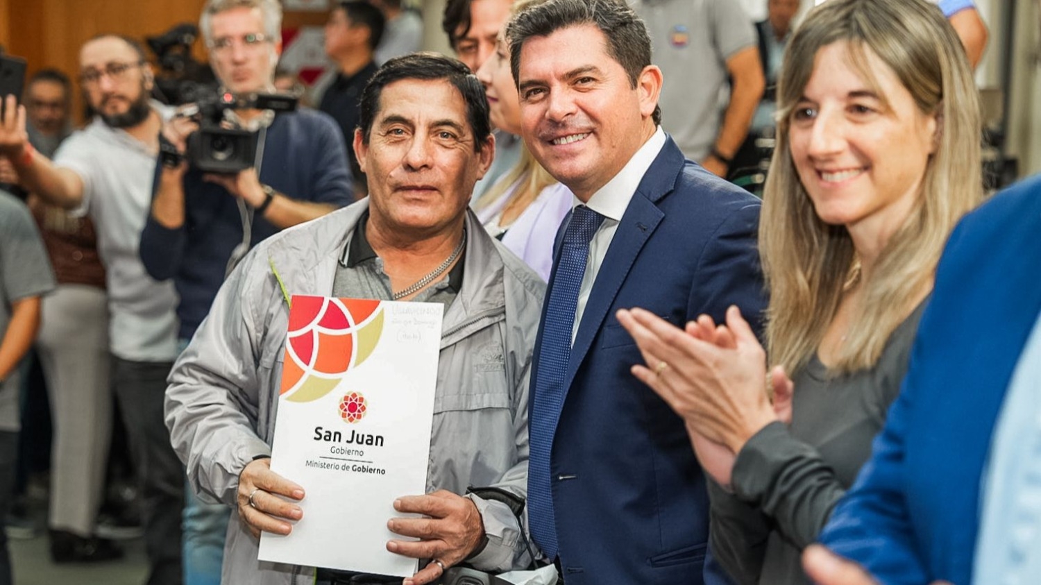 Gobierno provincial entregó escrituras de vivienda a familias de siete departamentos