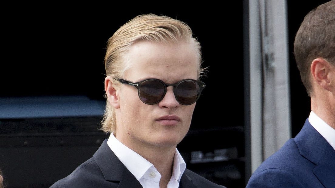 El hijo de la princesa heredera de Noruega se quiebra en audiencia por violaciones