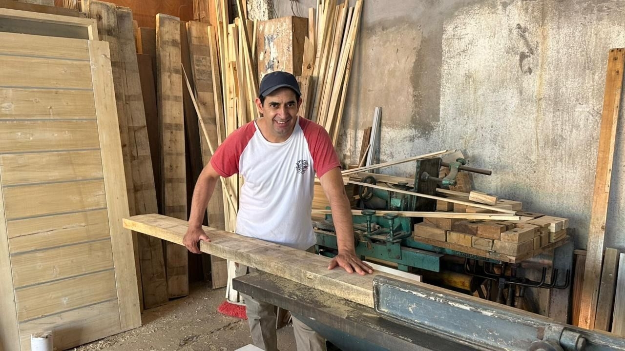 Madera y fe en la historia de Fabián Ruiz y su oficio de carpintero