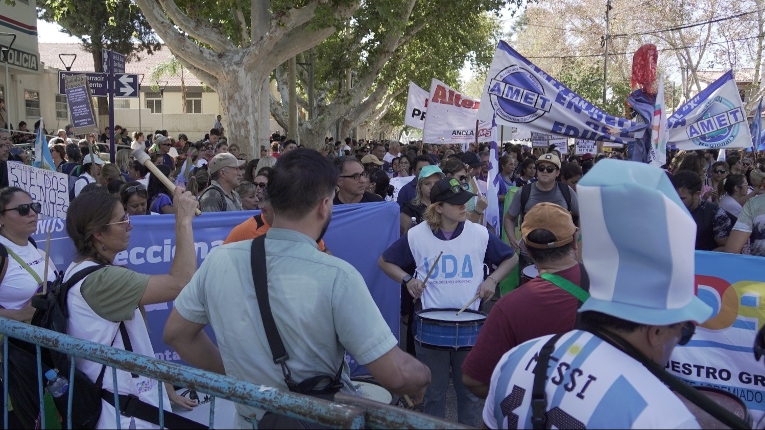AMET se sumó a UDA, rechazó la paritaria docente y deberán renegociar con Gobierno