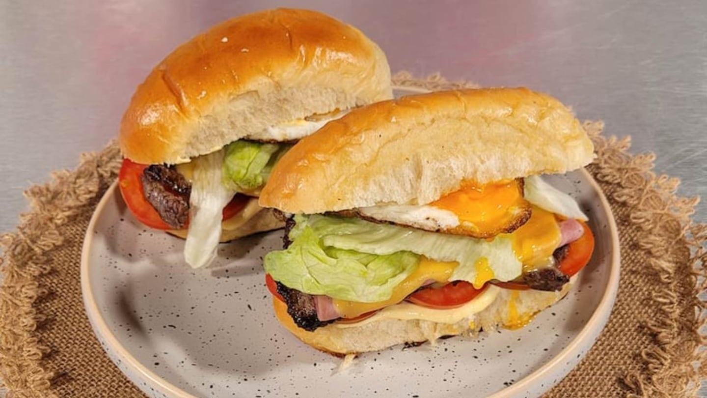 El secreto del chivito uruguayo con carne jugosa y pebete artesanal