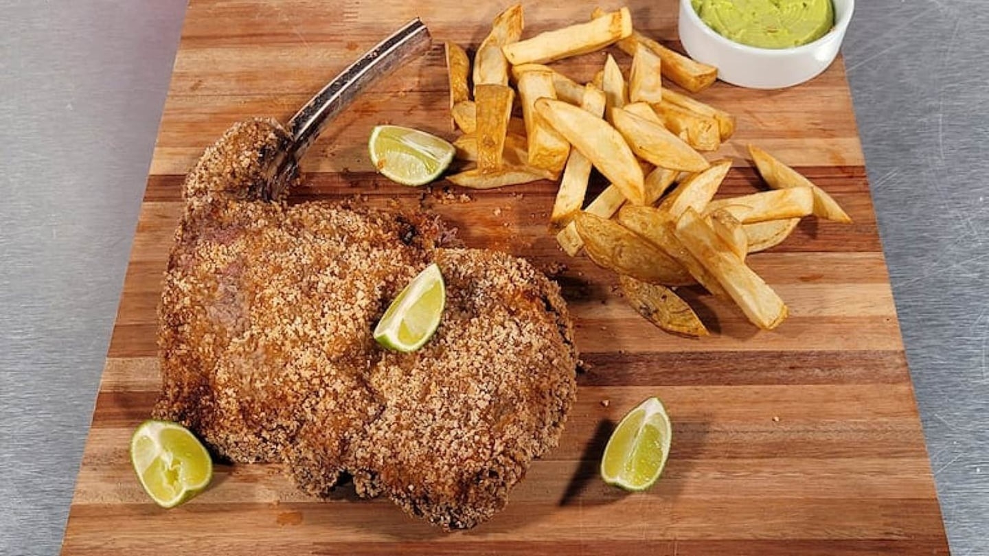 Cómo hacer milanesa de ojo de bife con papas y aderezo de palta