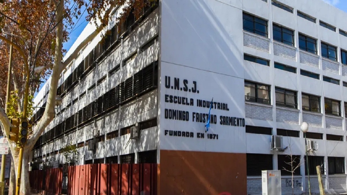 Más de 600 padres de colegios preuniversitarios reclaman clases en medio del paro