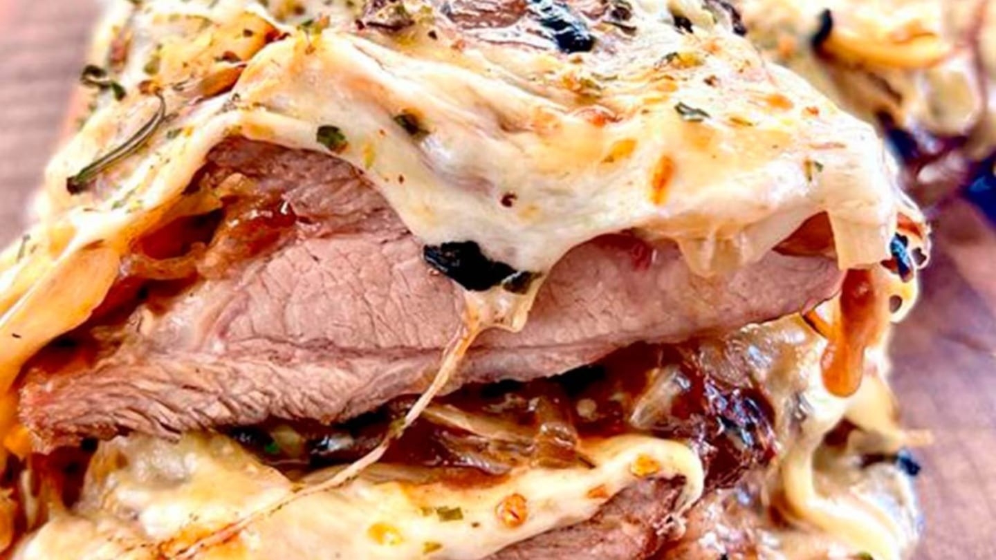 Cómo preparar vacío de cerdo a la pizza con tres tipos de quesos