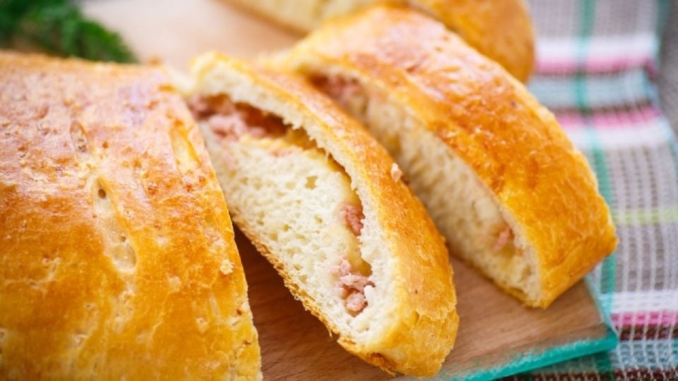 Cómo hacer pan relleno con queso y cebolla para tus comidas