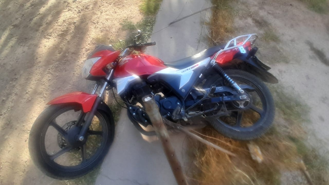 Arrebataron un celular, huyeron en moto y cayeron tras una persecución 
