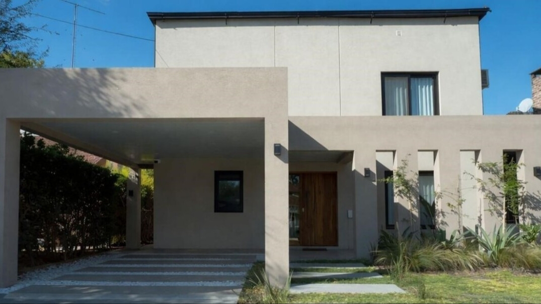 Denuncian que Manuel Adorni tiene una casa en un country sin declarar 