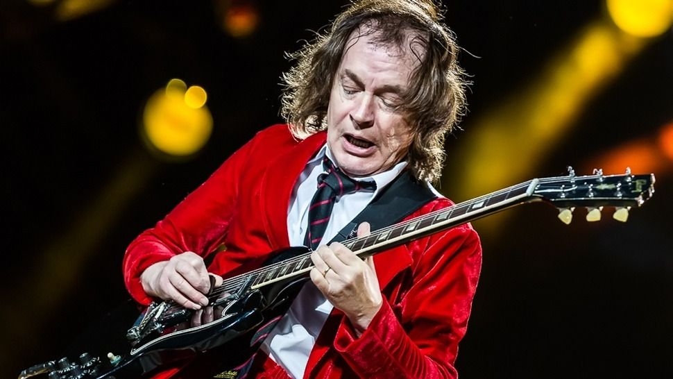 Afirman que Stevie Young de AC/DC sufrió un infarto cerebral leve