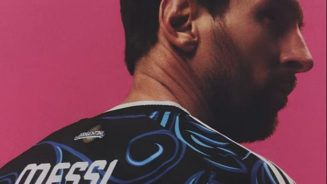Con Messi como figura, la Selección presentó su nueva camiseta alternativa