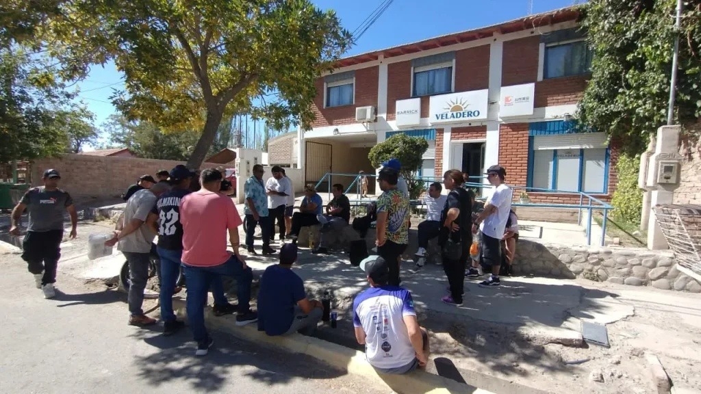 Cambió la empresa de catering en Veladero y 150 empleados negocian