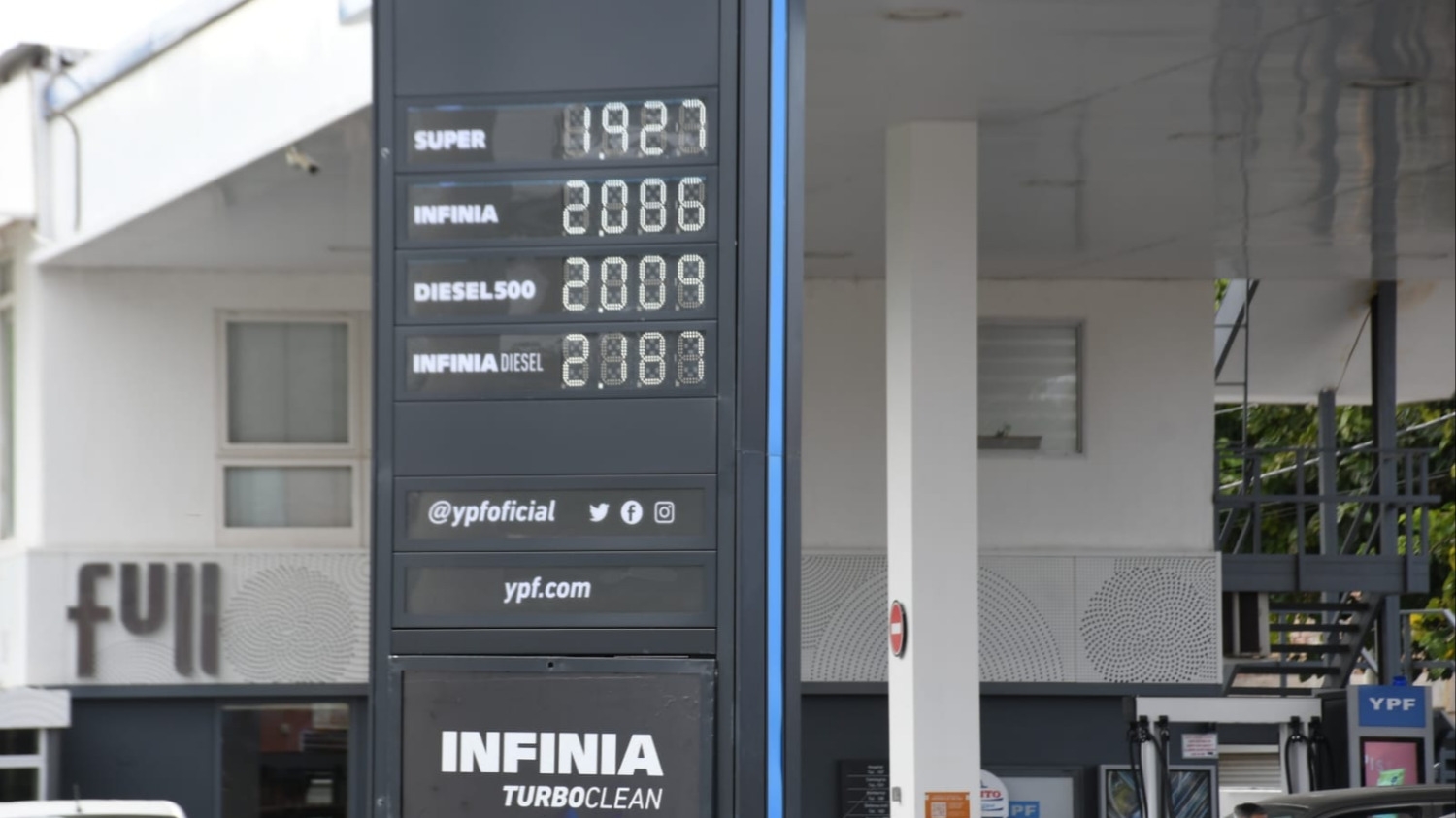 Los combustibles tuvieron otro aumento en 10 días y la premium superó los $2.000