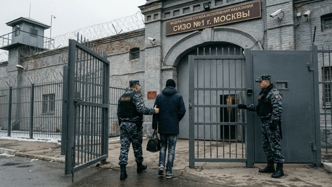 Un joven ruso no tenía para comer ni dormir e hizo una amenaza de bomba para ir preso