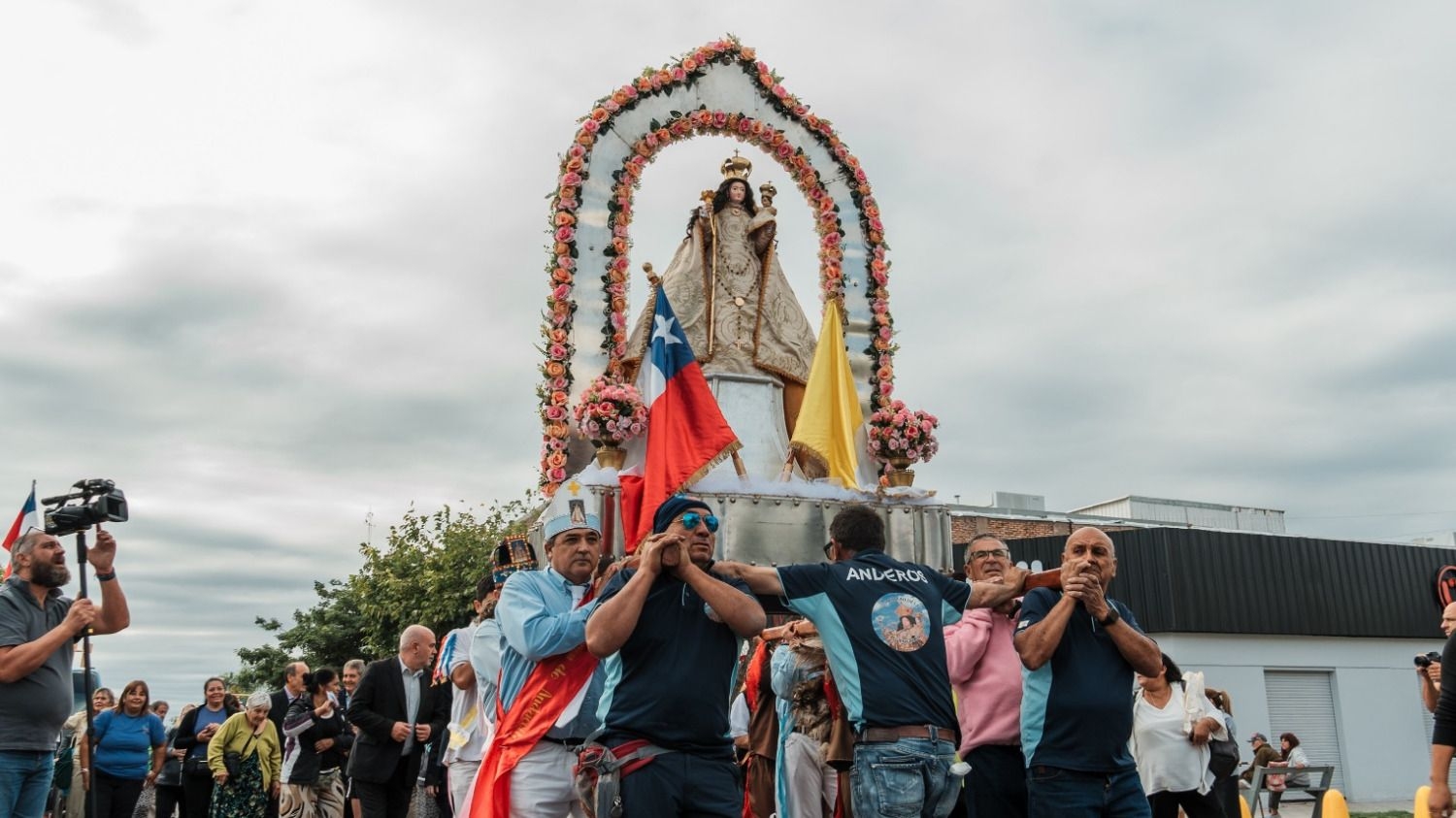 Cientos de fieles vivieron una jornada de fe con la llegada de la Virgen de Andacollo