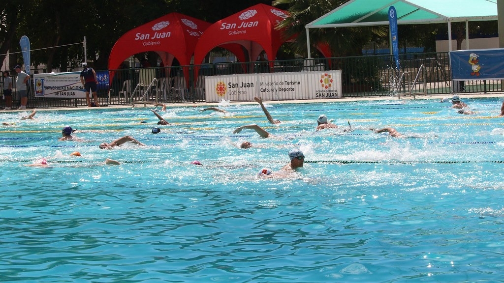Con más de 500 nadadores, ya inició el Campeonato Máster de Natación 