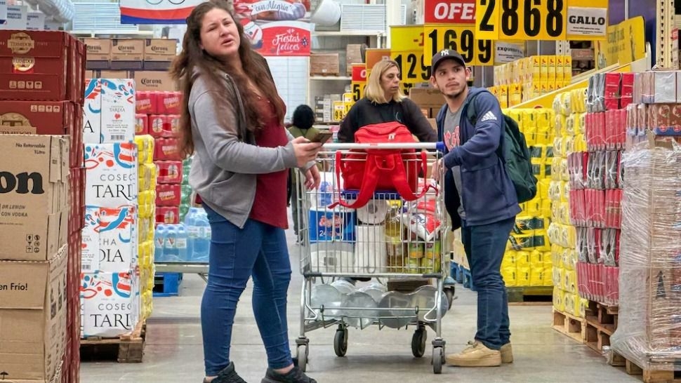 El consumo cae en supermercados y sube en los mayoristas