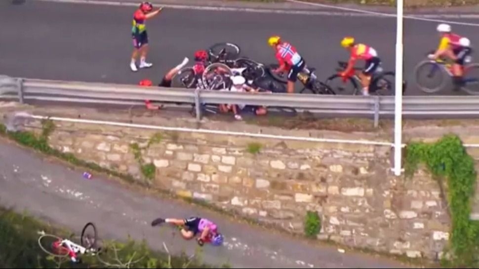 Grave caída de una ciclista que voló al vacío en una competencia internacional