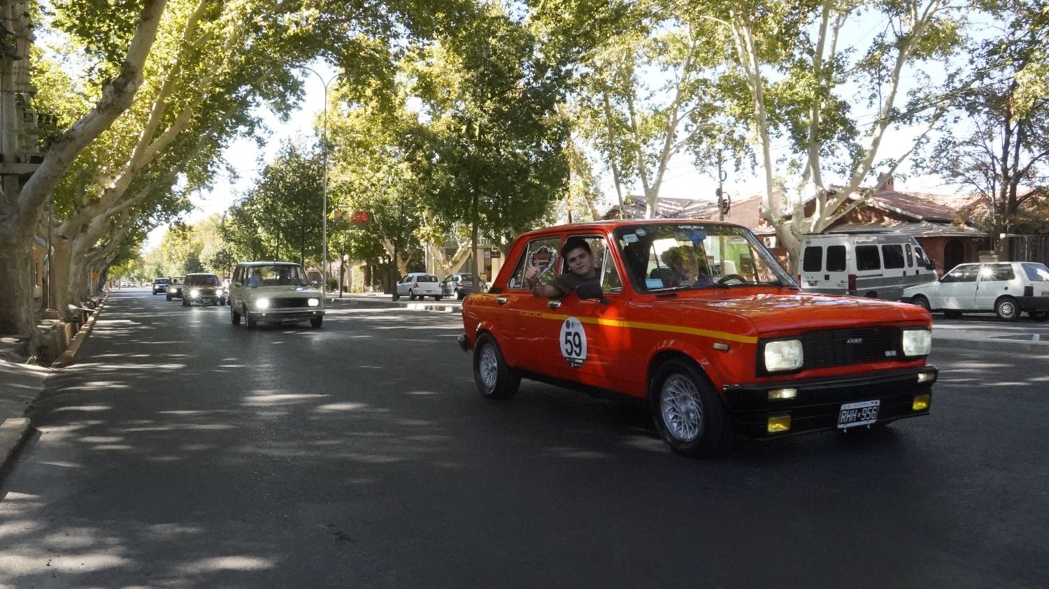 La caravana de autos antiguos entretuvo la mañana sanjuanina