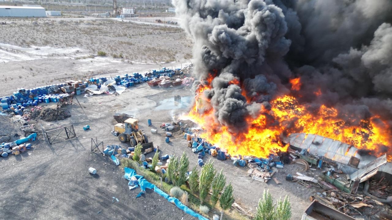 Desde el drone del HUARPE: así combaten el incendio en el Parque Industrial