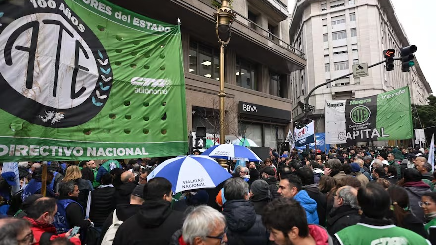 Motosierra: planean eliminar hasta 6000 empleos públicos 