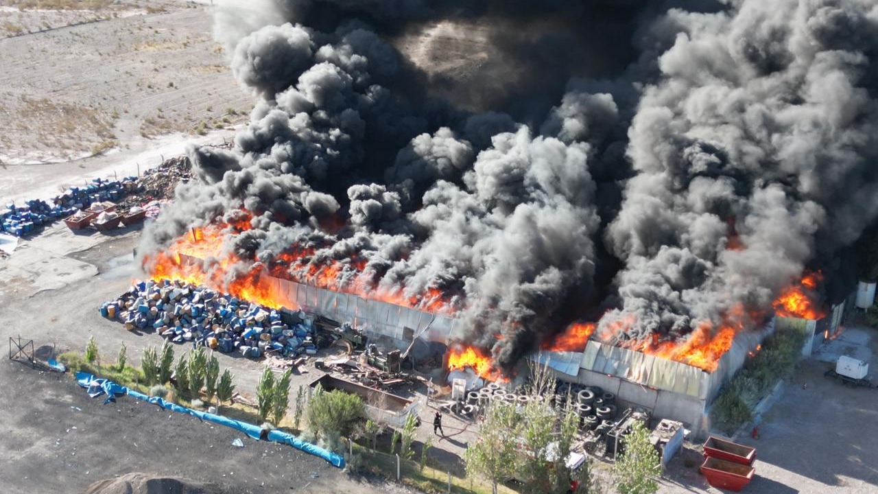 Continúa el operativo tras el incendio que arrasó parte del Parque Industrial de Chimbas