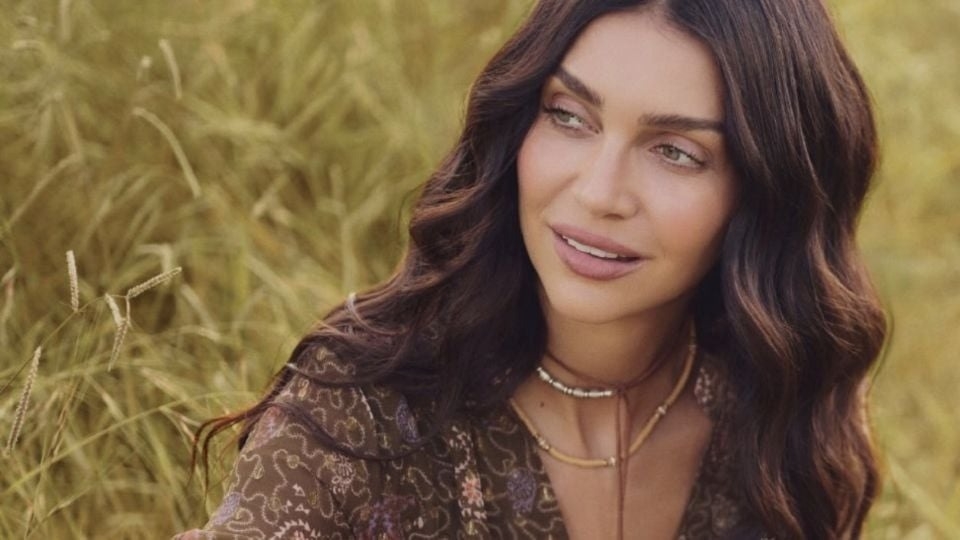 Guía para usar el tónico de romero y tener un cabello radiante como Zaira Nara