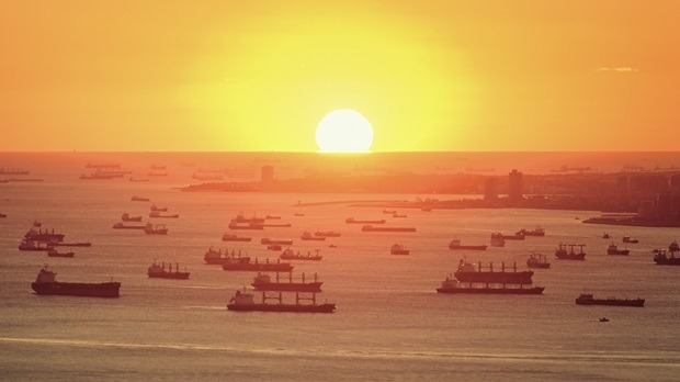 El petróleo baja tras el freno de los ataques de EE. UU. a Irán