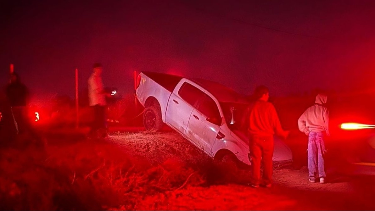 Salió de fiesta, viajaba con un menor de edad y terminó con su camioneta en un zanjón