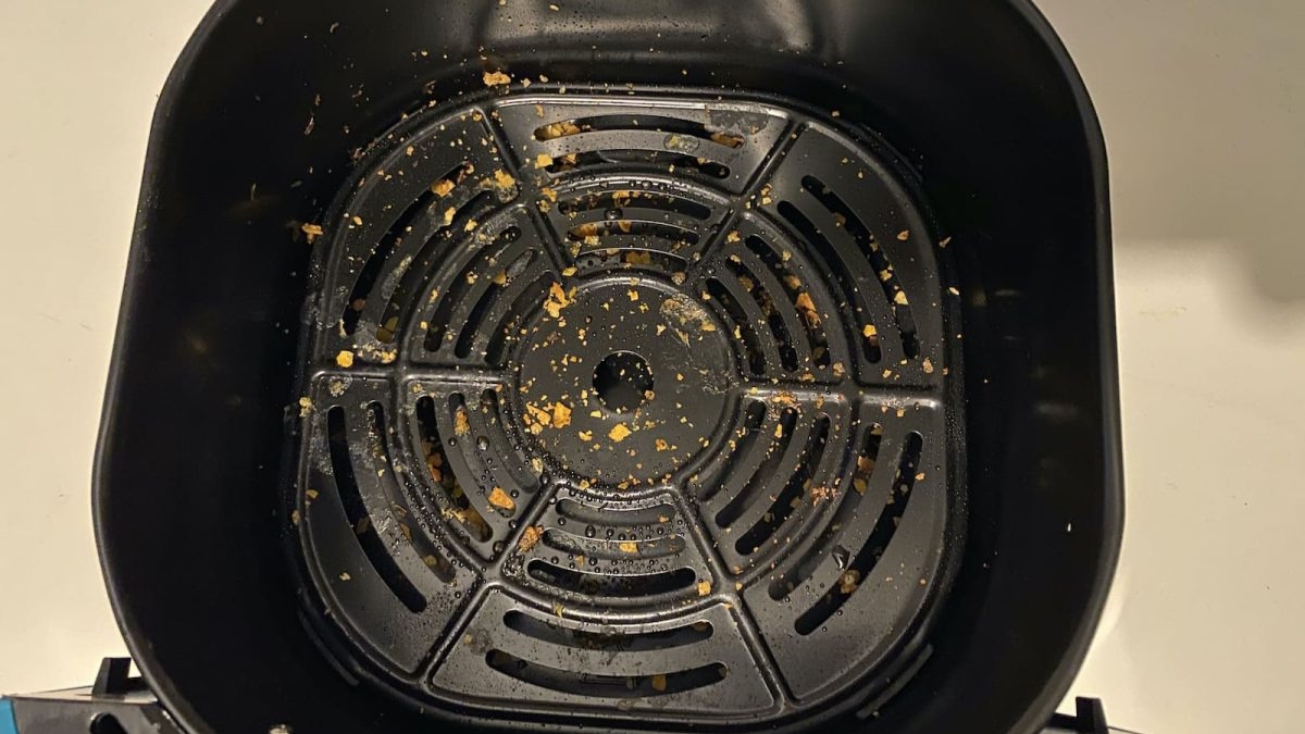 Limpieza de la freidora de aire: paso a paso, qué productos evitar y trucos para eliminar la grasa adherida