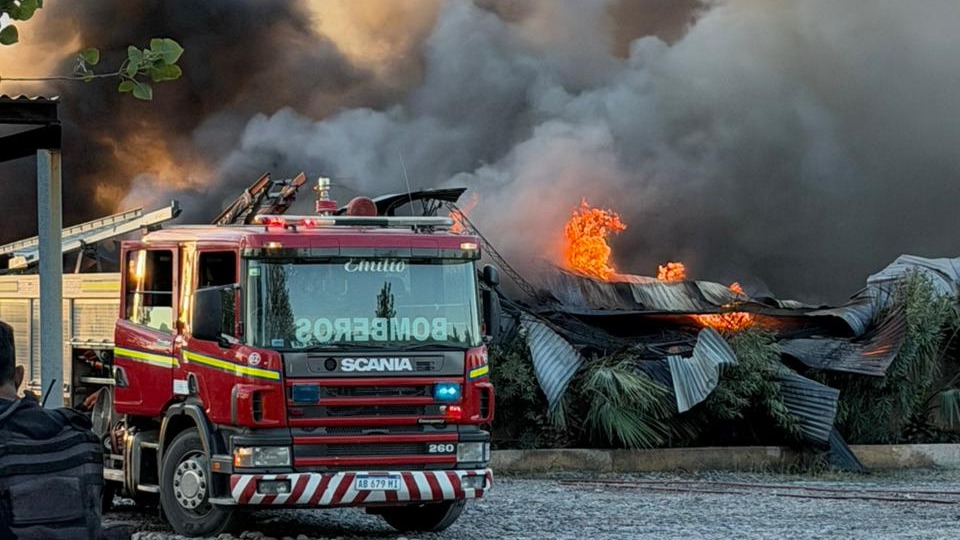 Bomberos informó que el fuego sigue activo en el Parque Industrial, pero está contenido