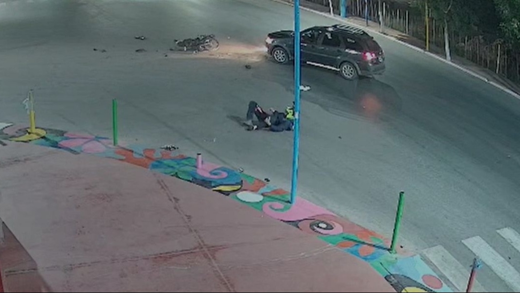 Violento choque en Albardón dejó a un motociclista herido de gravedad