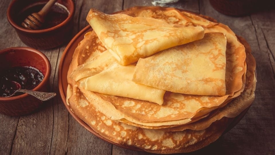 Receta de crepes dulces caseros para un postre rápido y liviano
