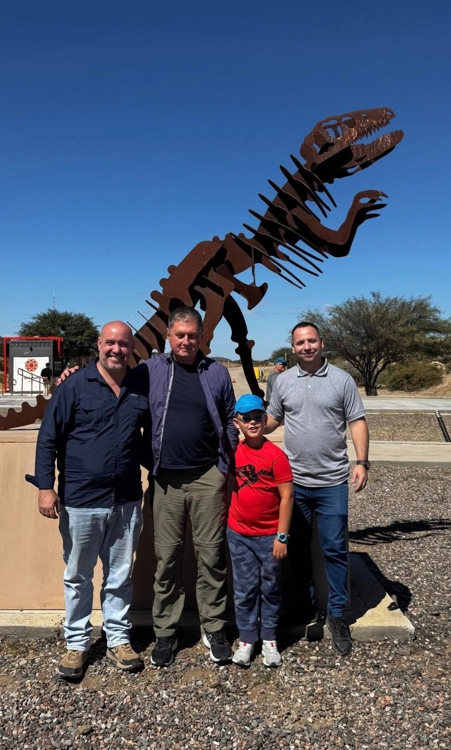 El embajador ruso junto a los coordinadores del Parque Ischigualasto, Juan Pablo Teja Godoy y Gerardo  Schiano.