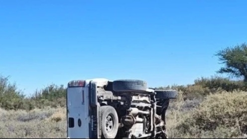 Una camioneta chocó contra un poste y terminó con cinco personas heridas