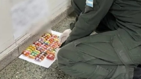 Detuvieron a un boliviano que llevaba 95 cápsulas de cocaína en su cuerpo