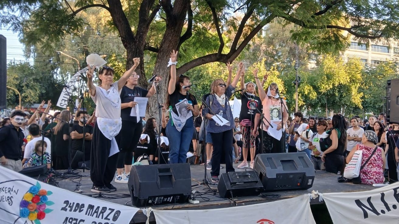 Las calles sanjuaninas marcharon con la memoria encendida