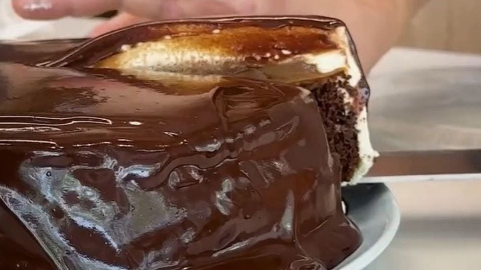 El truco de Coco Carreño para un baño de chocolate que no se quiebra