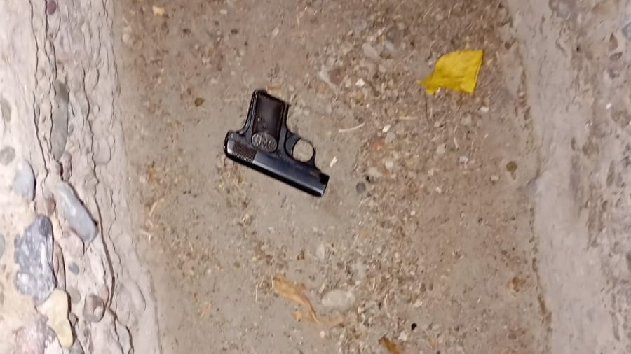 Un arma de fuego tirada en una acequia generó una investigación policial  