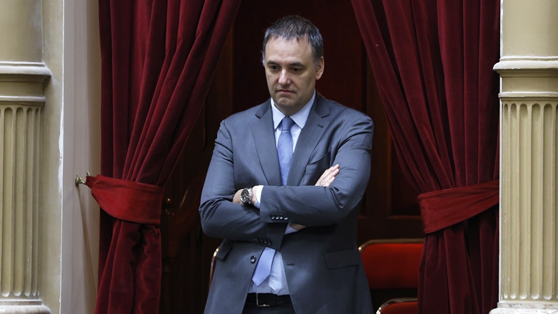 Adorni se complicó a si mismo y admitió vivir en un departamento que no había declarado