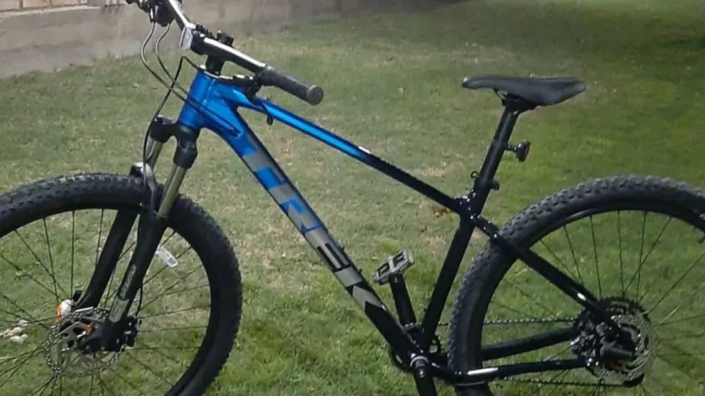 Dos hombres armados le robaron la bicicleta y el celular a un trabajador