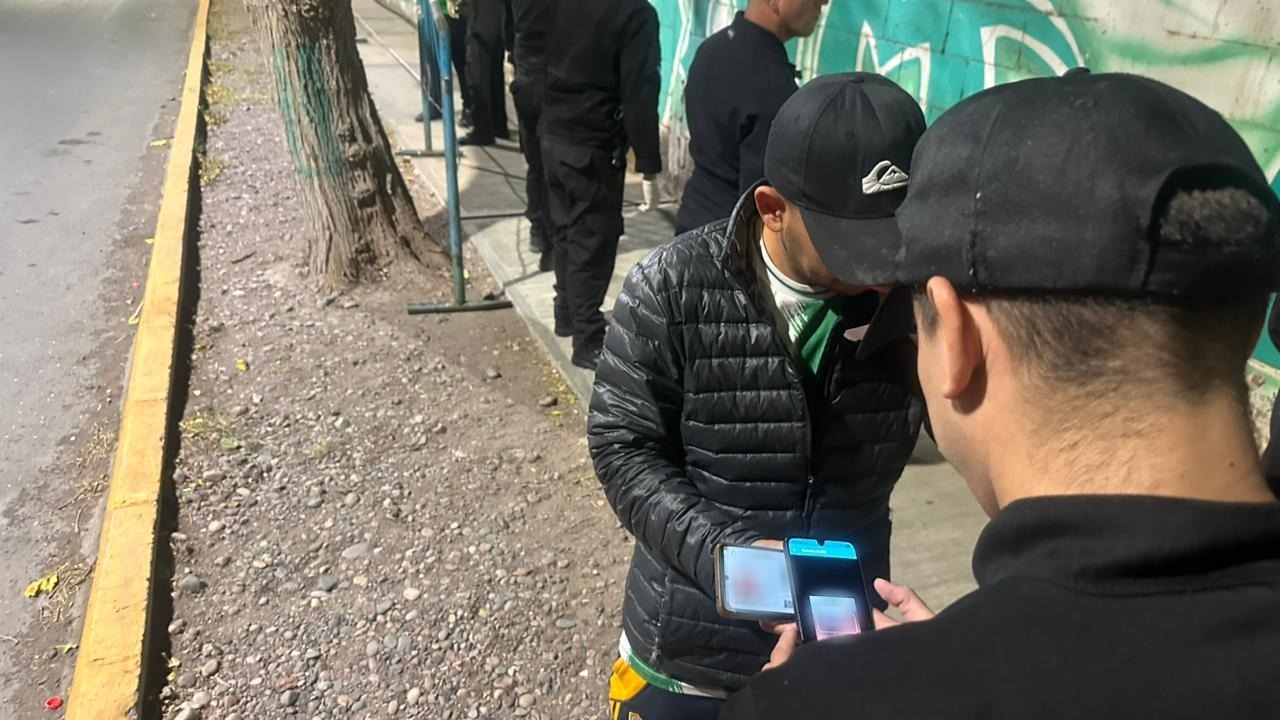 Colectivo retenido y ausencia de facciones de barras en el debut de Tribuna Segura