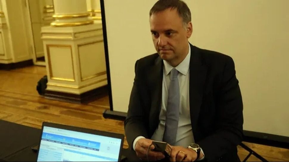 Declara el piloto por el vuelo de Adorni a Punta del Este