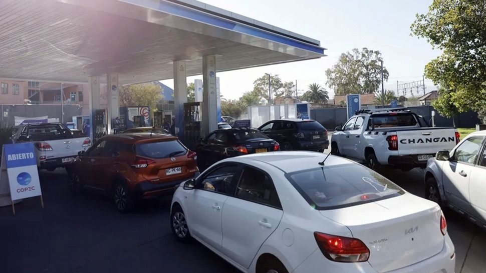Fuerte aumento de combustibles en Chile y golpe al bolsillo