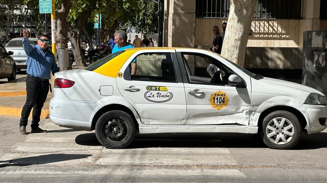 Fuerte choque entre dos autos frente a Tribunales conmocionó a San Juan