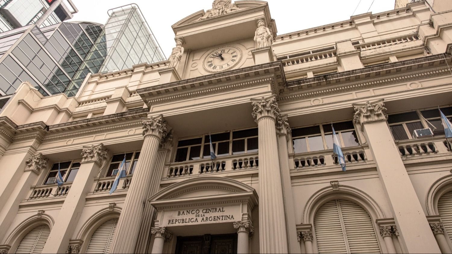 Compra de reservas del BCRA ante la necesidad de dólares financieros