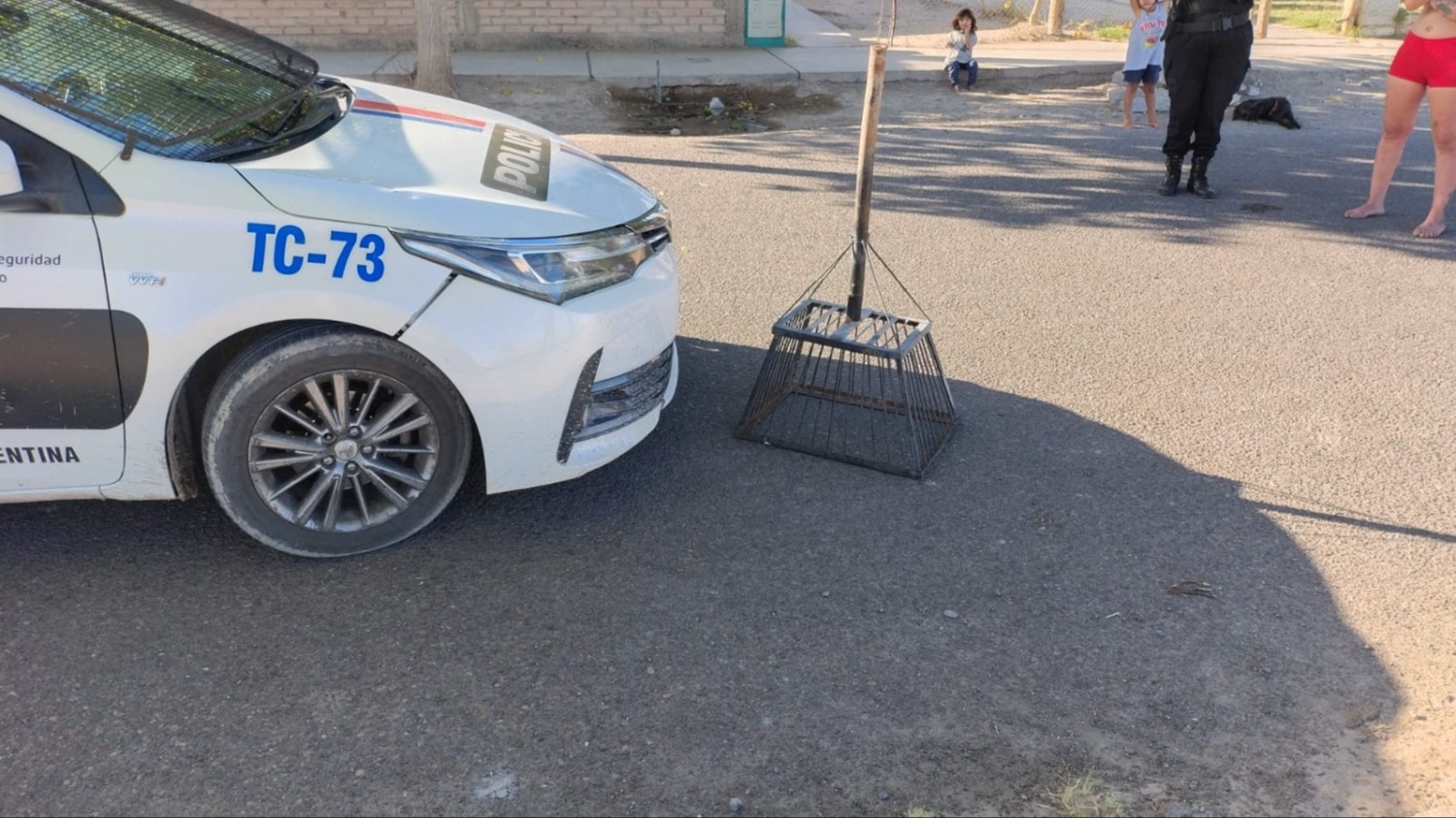 Un menor fue demorado tras caminar por la calle con un cesto de basura robado to en Rivadavia 